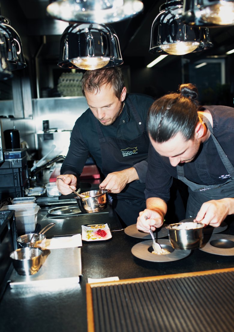 Het hoeft niet altijd rijst te zijn: Gunther D&ouml;berl (links) en zijn team leggen in de keuken van Ischgls restaurant Stiar de laatste hand aan de spectaculaire gerstrisotto.