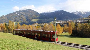 Pittoreske rit van Innsbruck naar Filpmes in het Stubaital: Hier tuft de tram over de Telfer Wiesen. Op de achtergrond zie je de met sneeuw bedekte Patscherkofel. (Foto: Haisjackl)