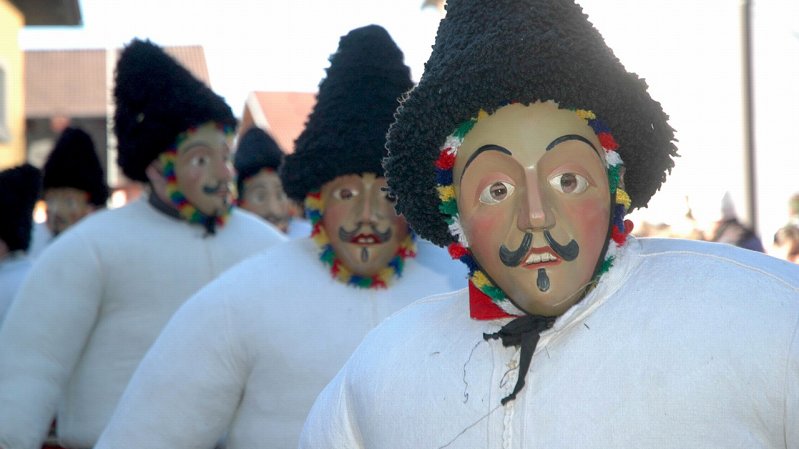 Met maskers en hooien kledij staan de Wampeler centraal tijdens de carnavalsoptochten van Axam, © Fasnachtsverein Axams