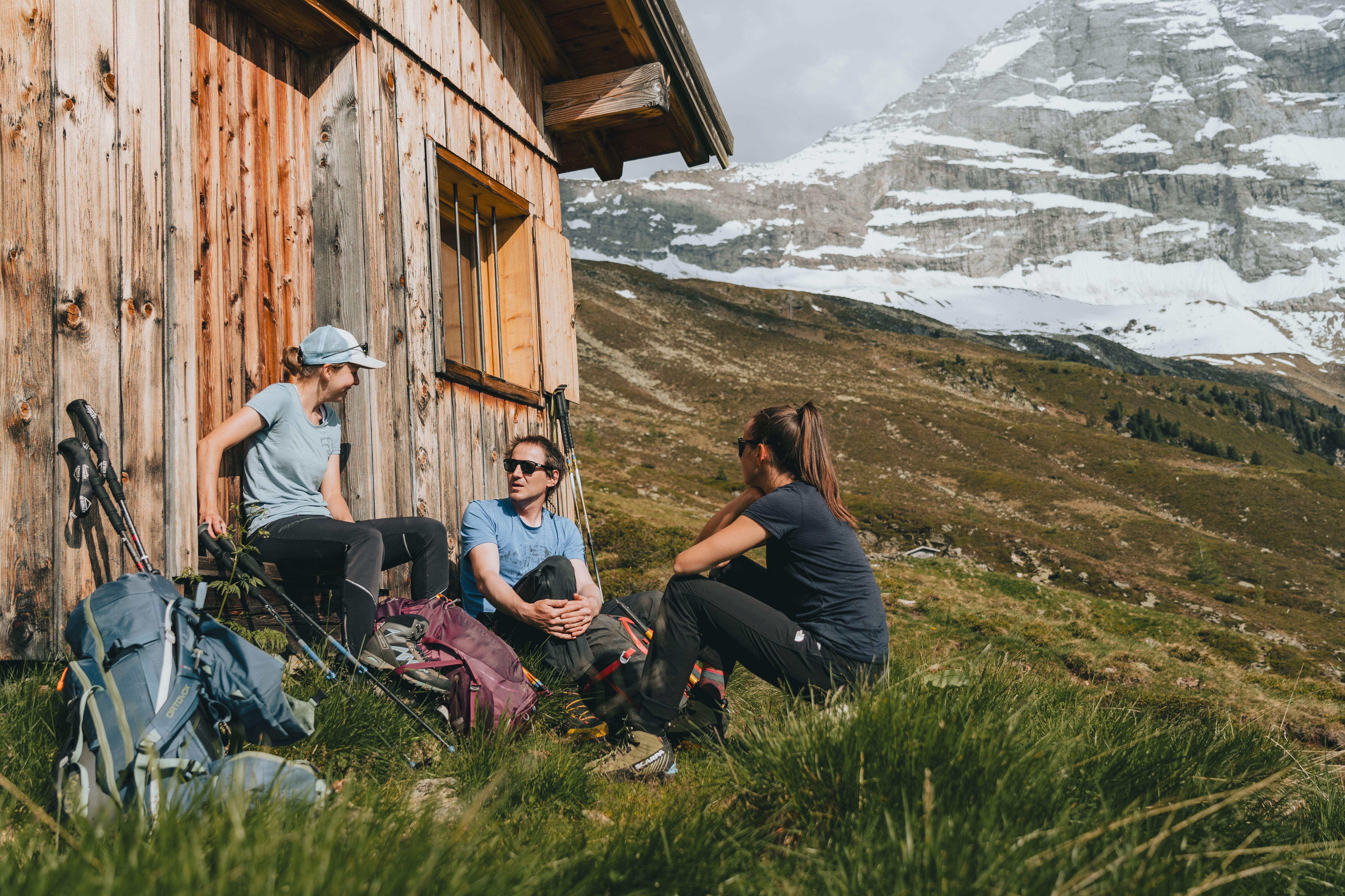 Wanderer machen Pause an der Geraer Hütte