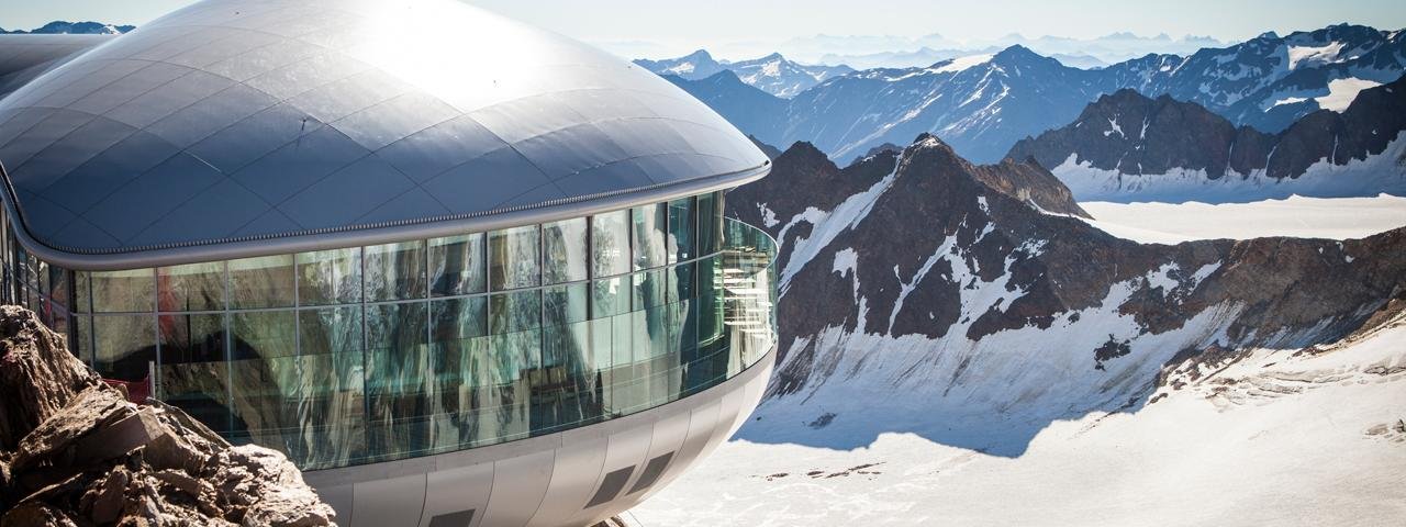 Zicht op het bergstation van de Wildspitzbahn en Café 3.440, © Pitztaler Gletscherbahnen