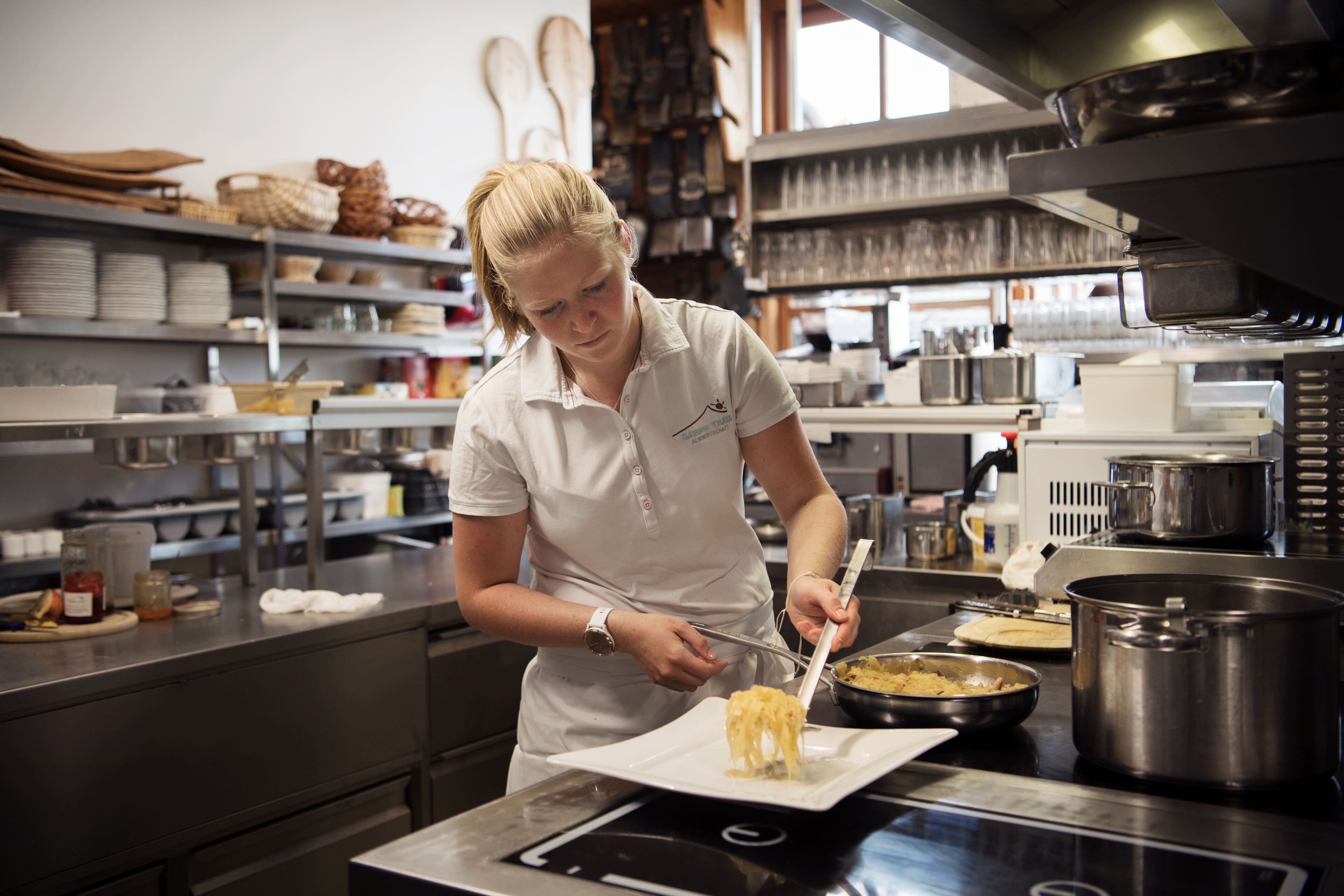 Köchin in der Küche der Gampe Thaya Sölden