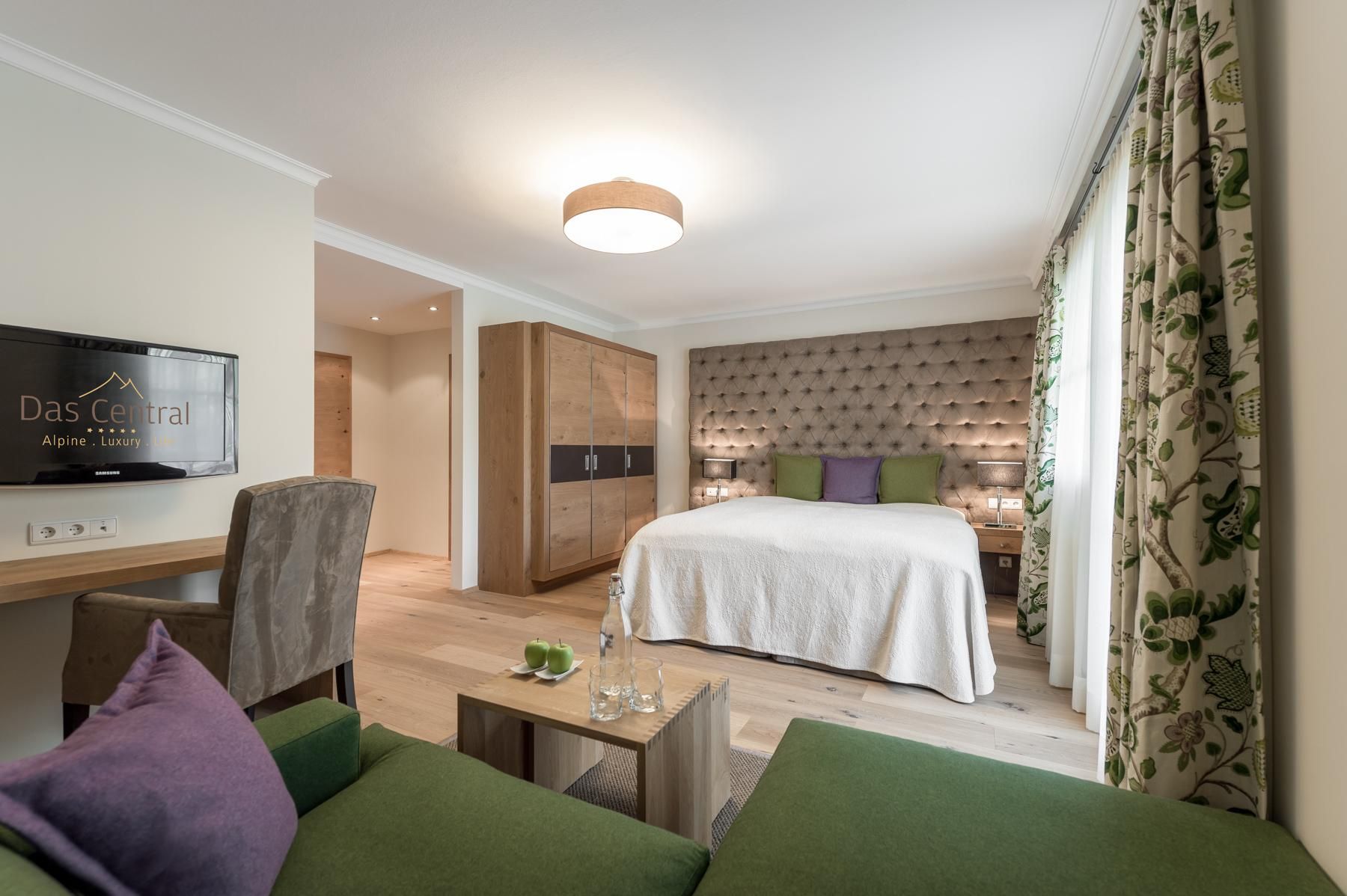 A modern room with a large bed and stylish furniture. The interior is bright and welcoming, ideal for relaxed overnight stays.