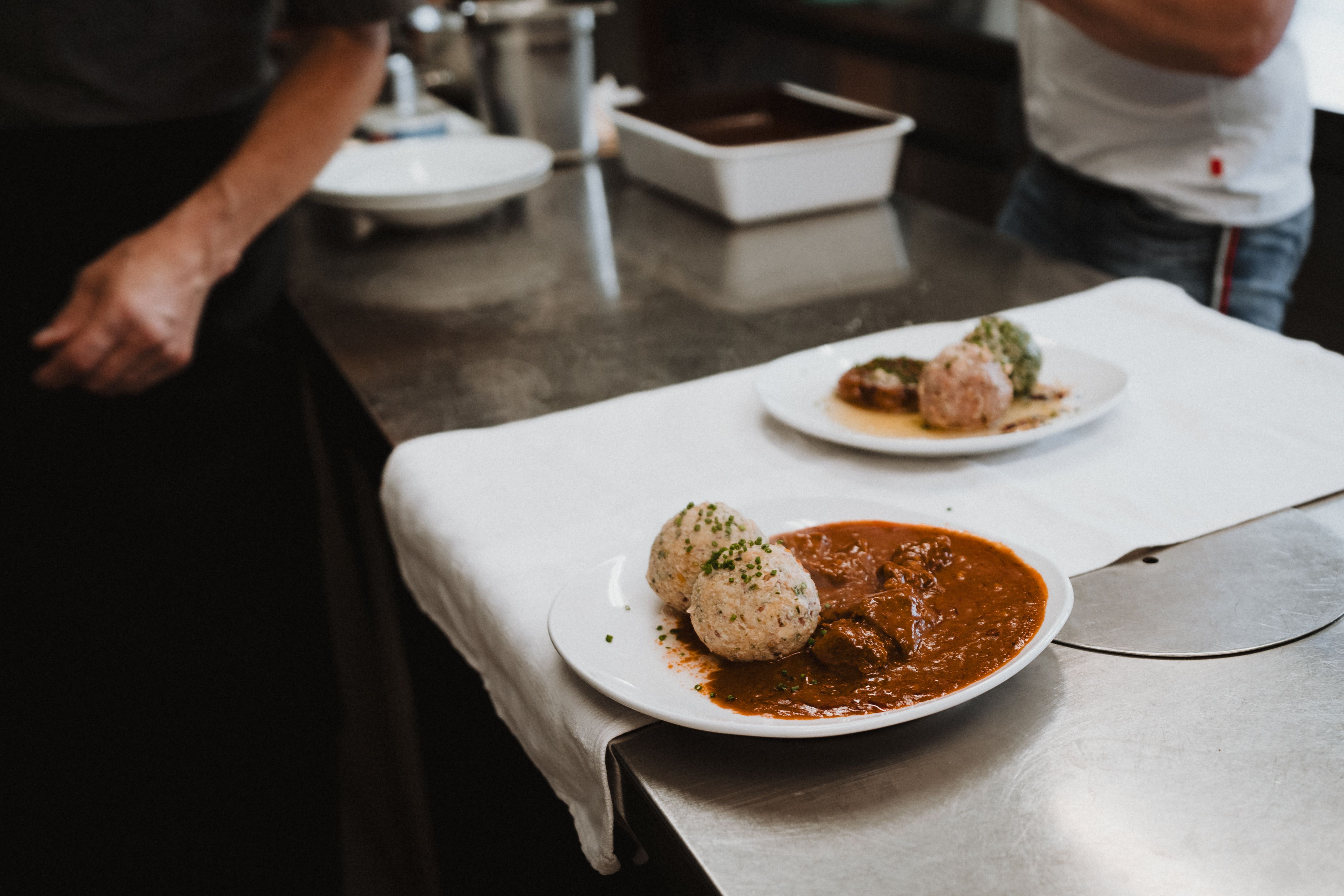 Gulasch und Knödel Geraer Hütte
