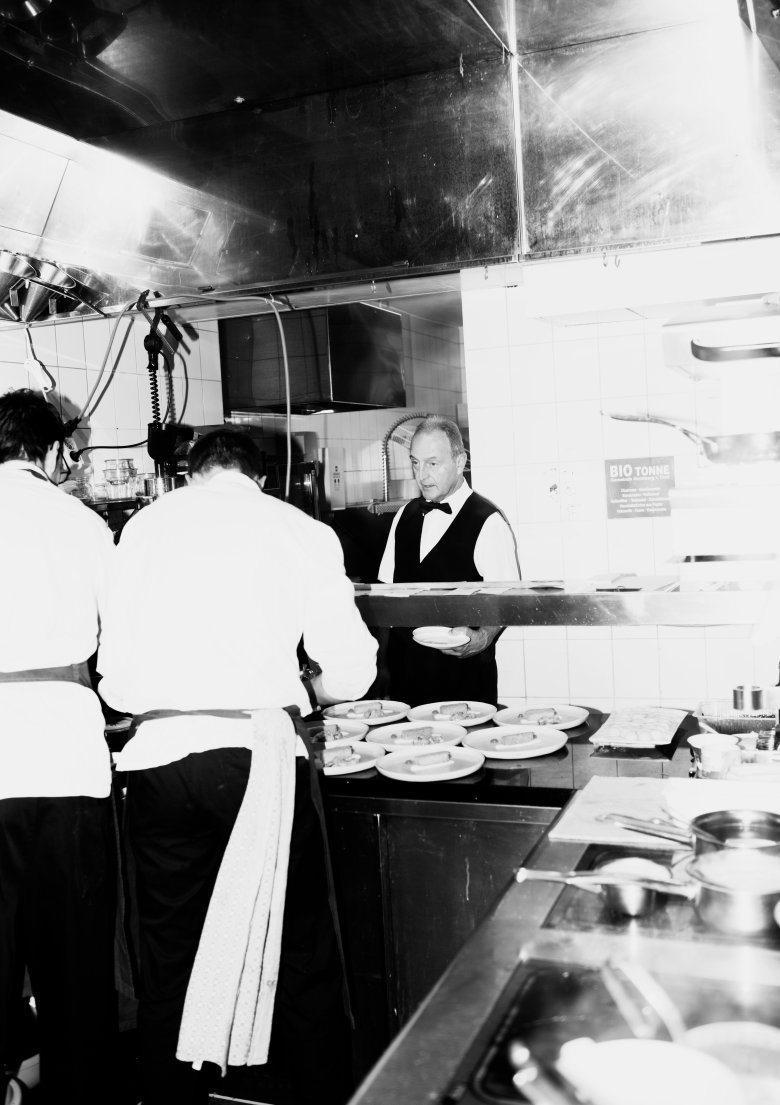In de kleine keuken van de Stubn 1972 in het hotel Minglers Sportalm in Kirchberg wordt elke dag een nieuw 6-gangenmenu bereid.