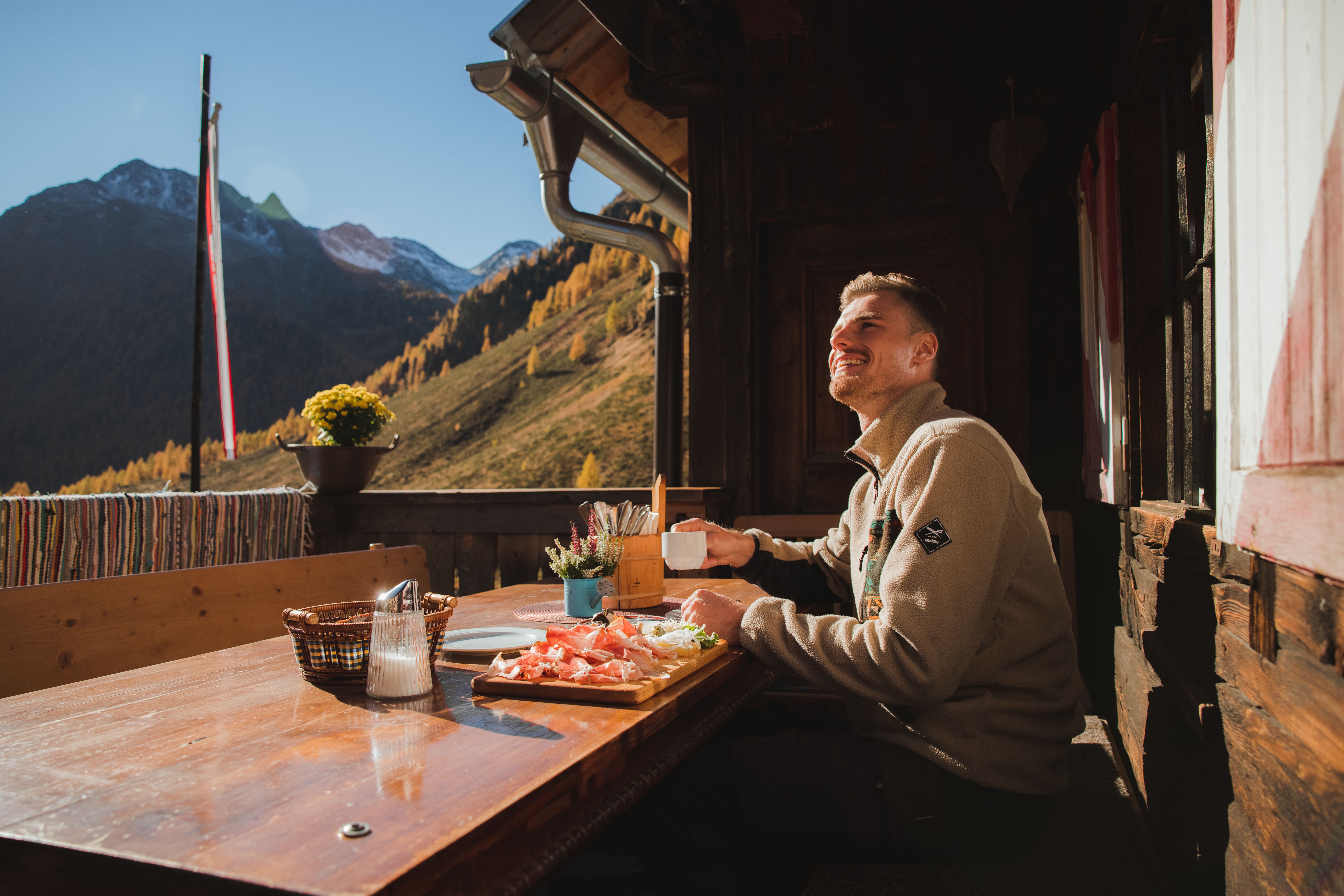 Volkzeiner Hütte, Jause auf der Terrasse in der Sonne