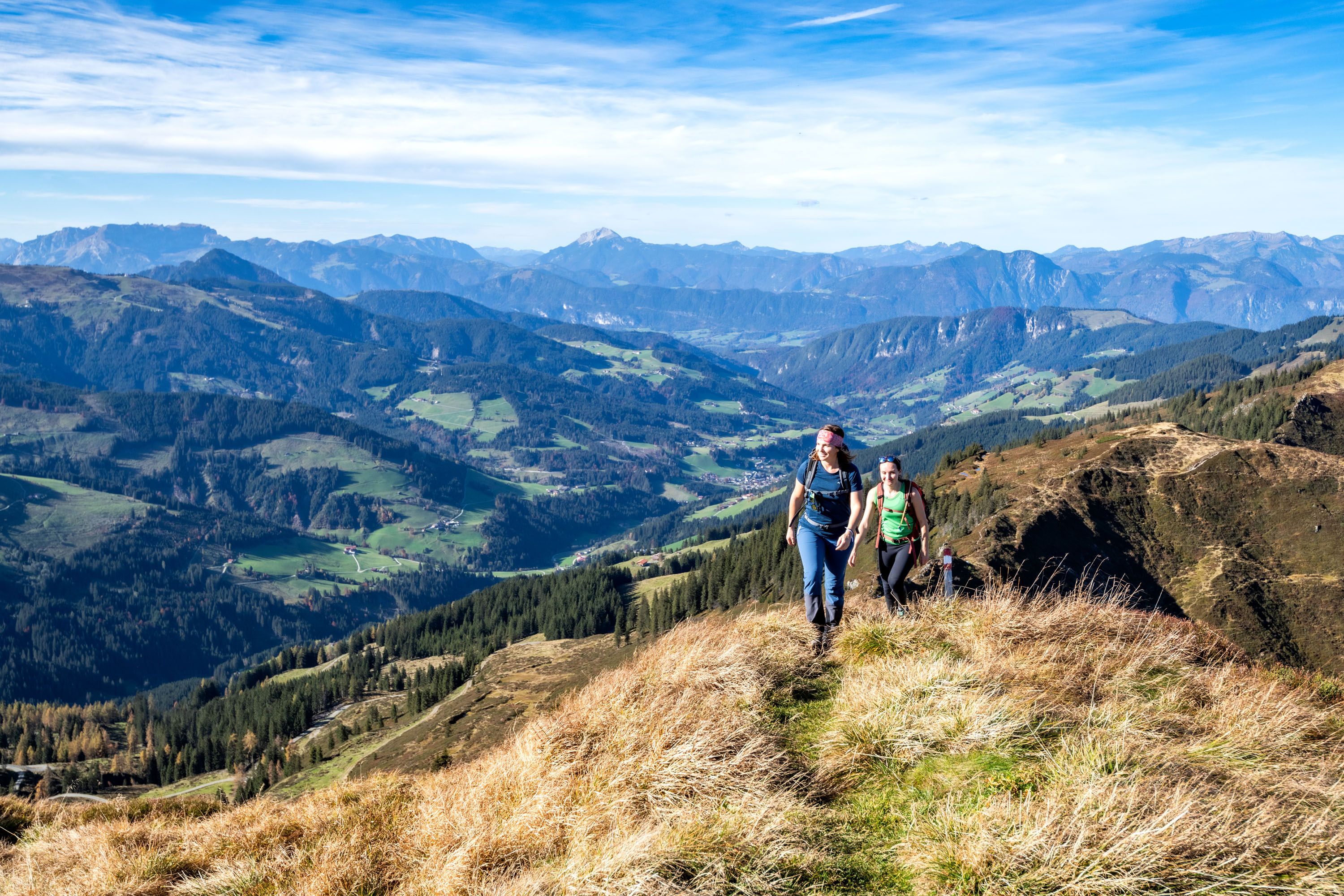 Wildschönauer Höhenweg im Herbst, Wanderer auf Graskamm vor Bergpanorama