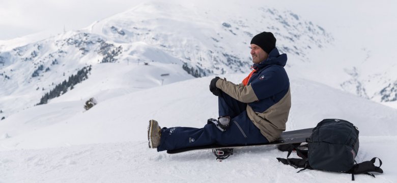 Na een paar rondjes in het skigebied geniet Thomas van het uitzicht op het Penkenjoch.
