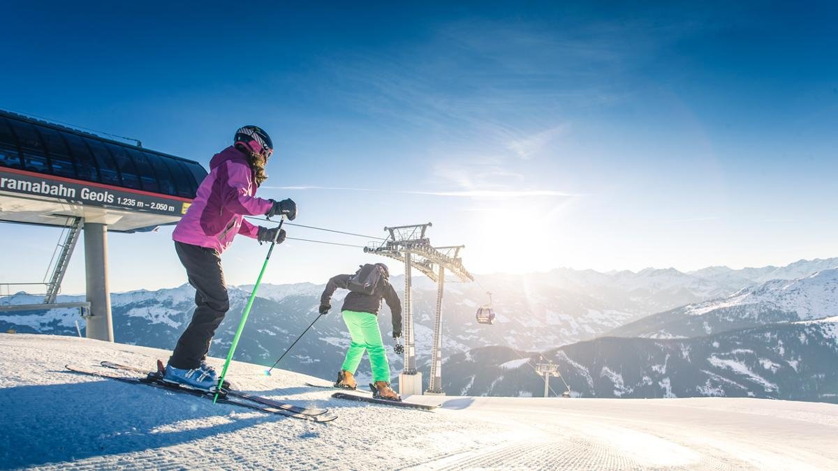 Skiën op 2.500 meter hoogte, bijna 60 liften, funparks, nachtskiën en meer - het Zillertal is 'the place to be' en omvat drie populaire skigebieden: Hochzillertal, Hochfügen en het familiskigebied Spieljoch., © TVB Erste Ferienregion im Zillertal / Andi Frank