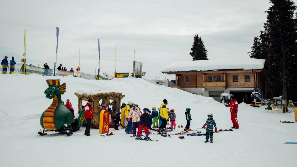 Vooral voor de kleine wintersporter is er bij de skischolen veel plezier en avontuur te beleven, ook buiten de piste.&nbsp;
, © Tirol Werbung/Fritz Beck