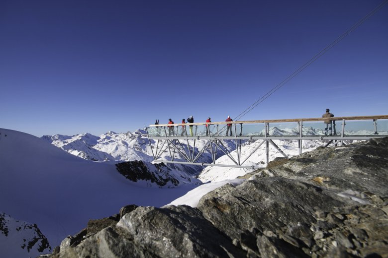 Hier gaat het 60 meter omlaag, het uitzichtsplatform bij de Tiefenbachkogel in Sölden, foto: Tirol Werbung, Bernhard Aichner