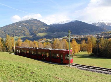 Pittoreske rit van Innsbruck naar Filpmes in het Stubaital: Hier tuft de tram over de Telfer Wiesen. Op de achtergrond zie je de met sneeuw bedekte Patscherkofel. (Foto: Haisjackl)