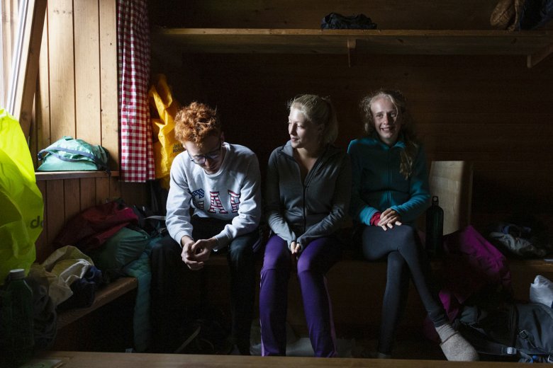 In de bergen leer je elkaar snel en goed kennen. Oliver, Kiki en Anna (van links naar rechts) in de slaapzaal van de Pfeish&uuml;tte.