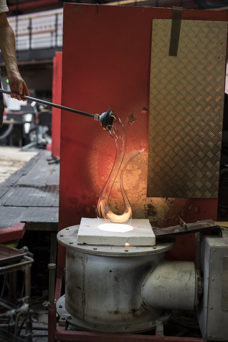 Breekbare kunst: de vraag naar glazen van Riedel overtreft de productiecapaciteiten van de fabriek in Kufstein. Speciale stukken, zoals deze karaf, worden nog steeds met de mond geblazen.
