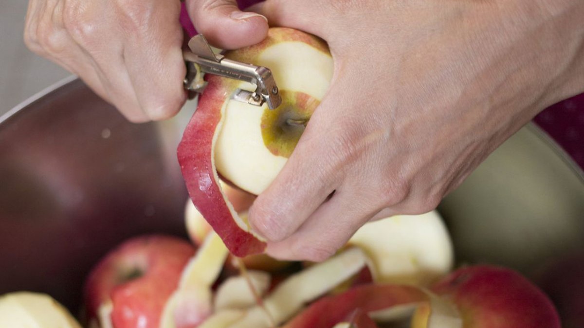 Voor de vulling de appel schillen en in stukjes snijden, © Tirol Werbung