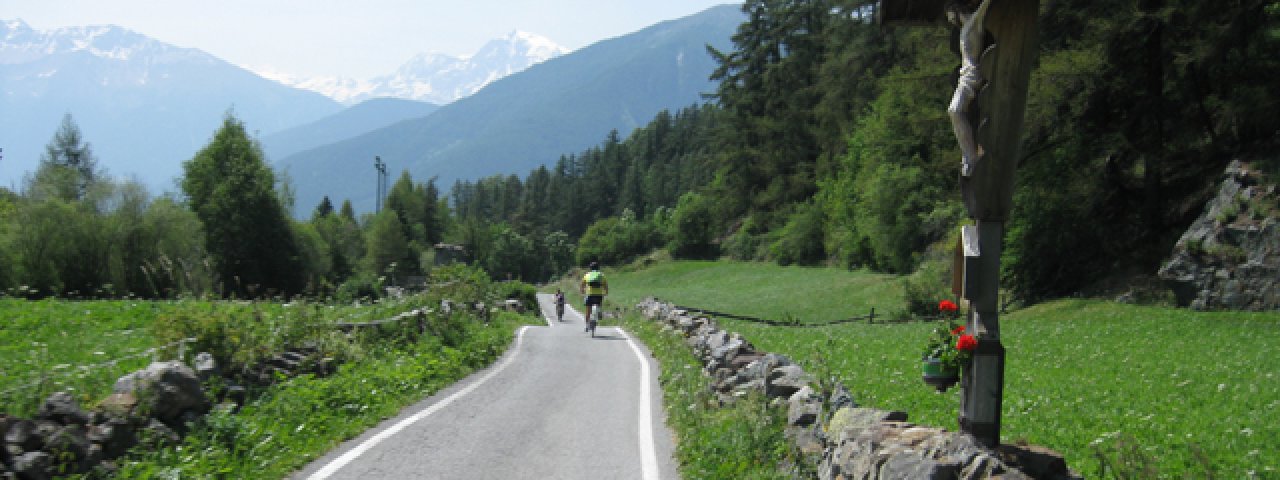 Fietsen langs het fietspad in Zuid-Tirol, © Tirol Werbung