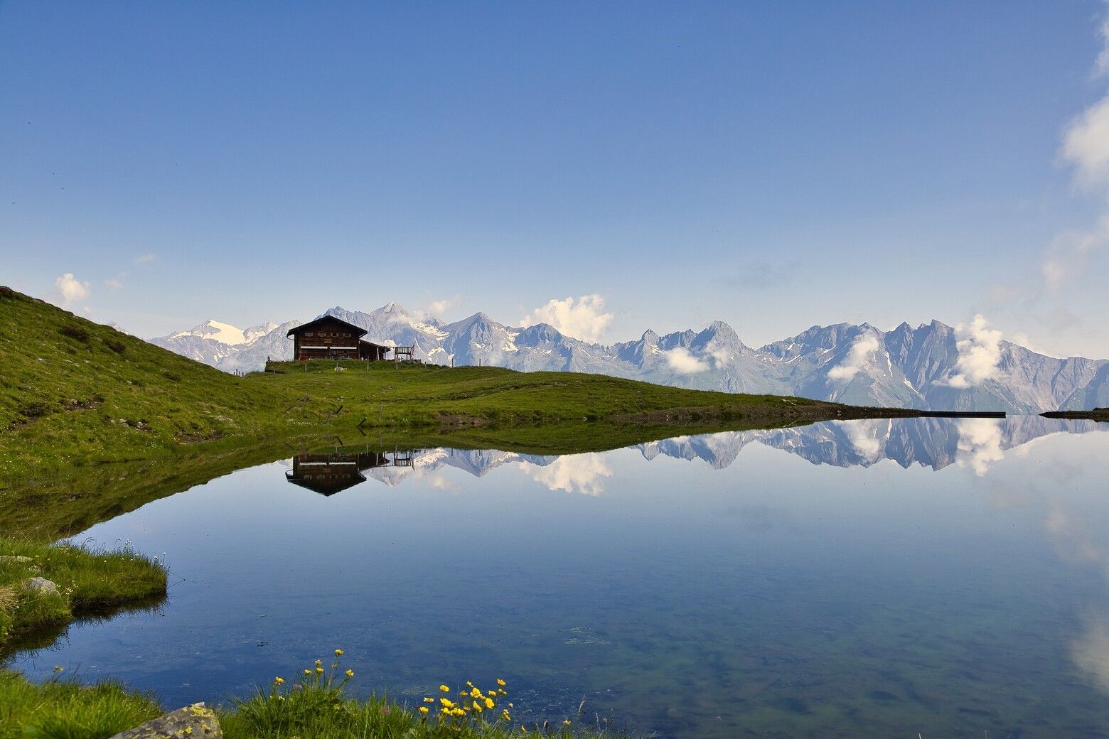 Zupalseehütte in der Lasörlinggruppe, Berghütte Bergsee in dem sich Gipfel spiegeln