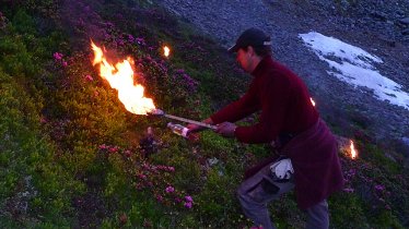 In vuur en vlam: 100 mannen en vrouwen zorgen voor een lichtspektakel rondom Kartitsch, © TVB Osttirol