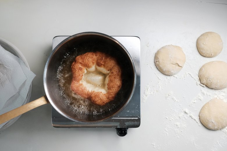 Verwarm de boter of de olie niet te heet en bak dan de Kiachls.