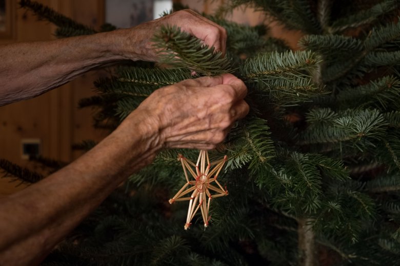 Traditioneel wordt de kerstboom in Tirol versierd met stroversieringen., © Tirol Werbung - Martina Wiedenhofer