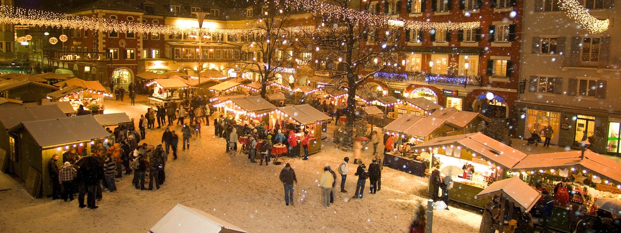 Verlichting over het centrale plein in Lienz zorgen voor een gezellige sfeer tijdens de kerst, © Advent in Tirol
