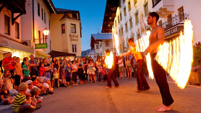 Vuurkunstenaars bij Lang & Klang zomeravonden in St. Johann in Tirol, © TVB Kitzbüheler Alpen/St. Johann