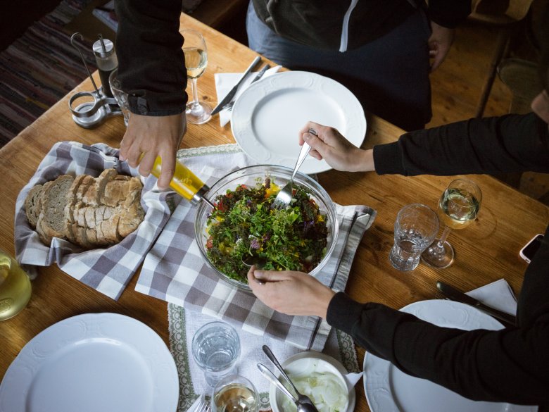Een vers geplukte salade met wilde kruiden vind je wel vaker op de menukaart van Tiroolse berghutten.
