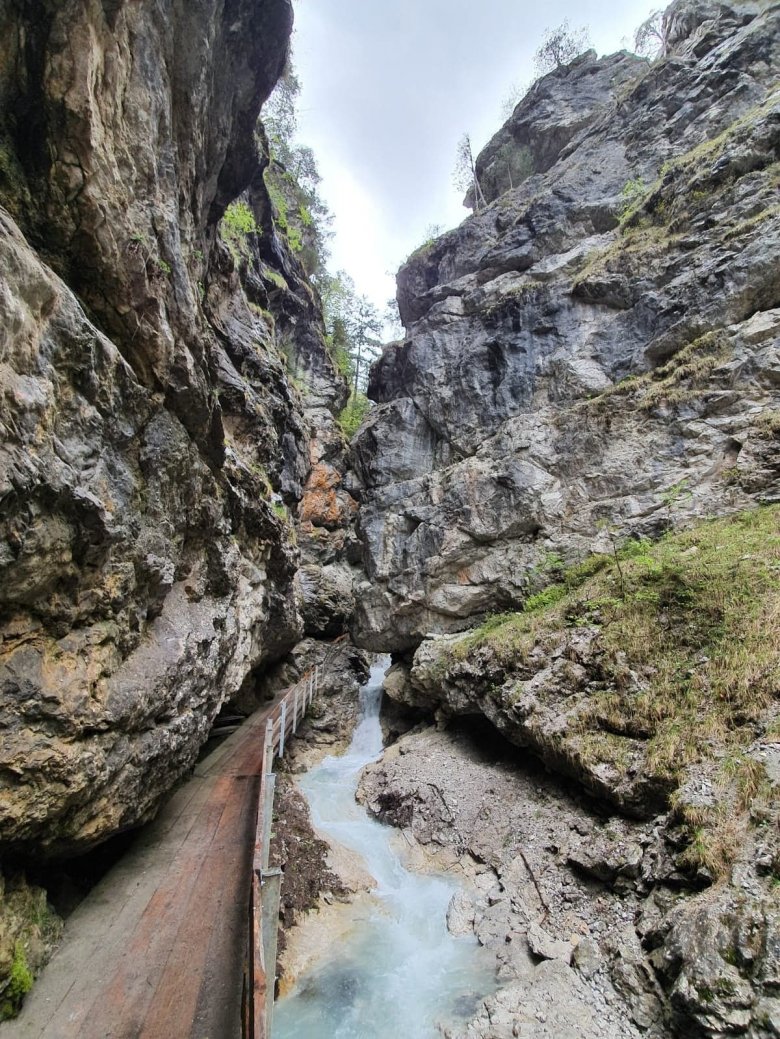 De Schinderbach baant zich een weg van de Blaue Grotte door de rotsen van Imst over een lengte van ongeveer 1,5 kilometer.
, © Verena Eichinger