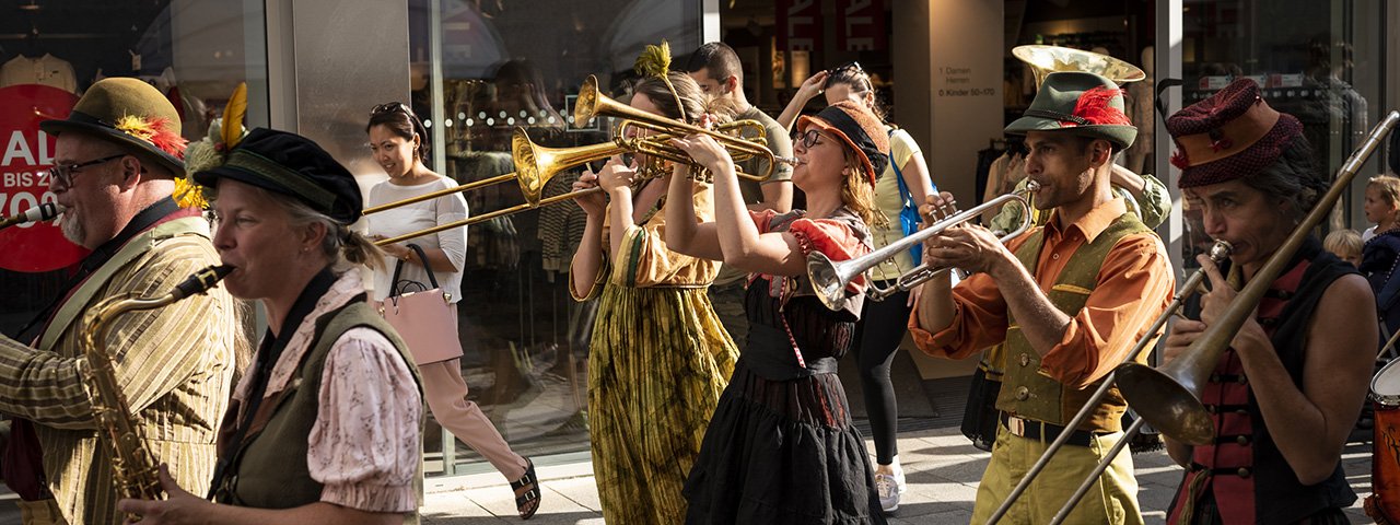 Fanfarebands tijdens het Olala Straattheater Festival zorgen voor een vrolijke noot, © Sebastian Höhn