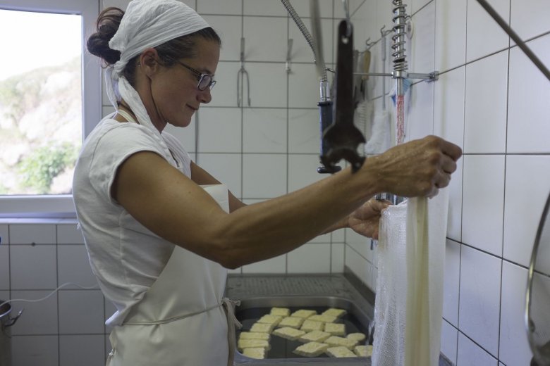 Het talentvolle kaas- en melkmeisje Daniela uit Innsbruck gaat vandaag aan de slag met de boter.
