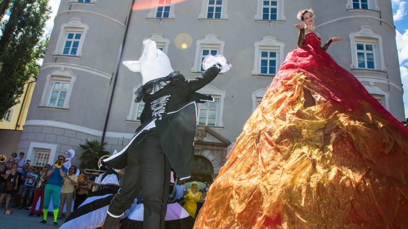 Het publiek wordt getrakteerd op bijzondere optredens tijdens het Olala Festival in Lienz, © Brunner Images/Philipp Brunner