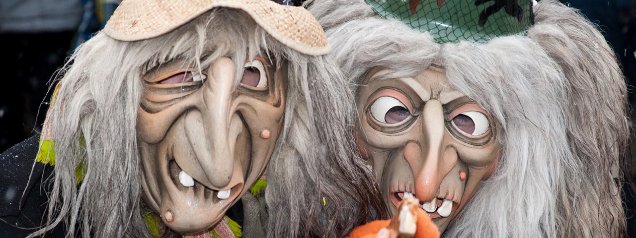 Bonte stoet tijdens de traditionele maskerparade in Weer, © Gerhard Kößler