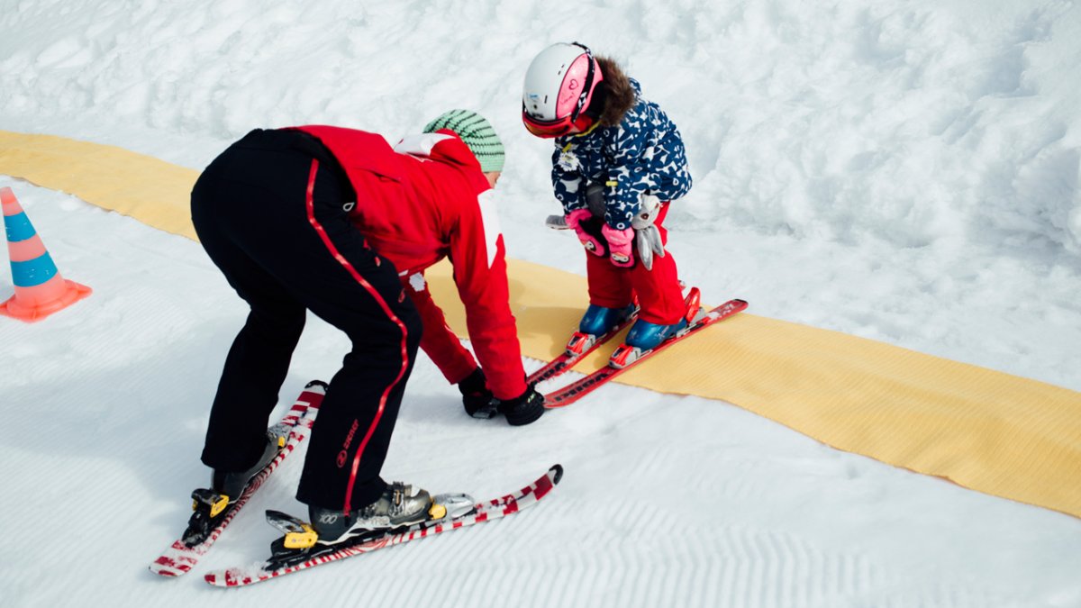 De goed opgeleide skileraren weten wat kinderen&nbsp;nodig hebben en leren&nbsp;hen spelenderwijs om op de latten te staan.&nbsp;
, © Tirol Werbung/Fritz Beck