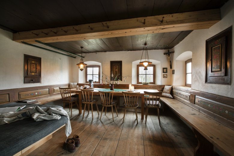 De woonkamer in de Mesnerhof wordt gebruikt als co-working space of voor workshops. (Foto: Mesnerhof/Harald Eisenberger)