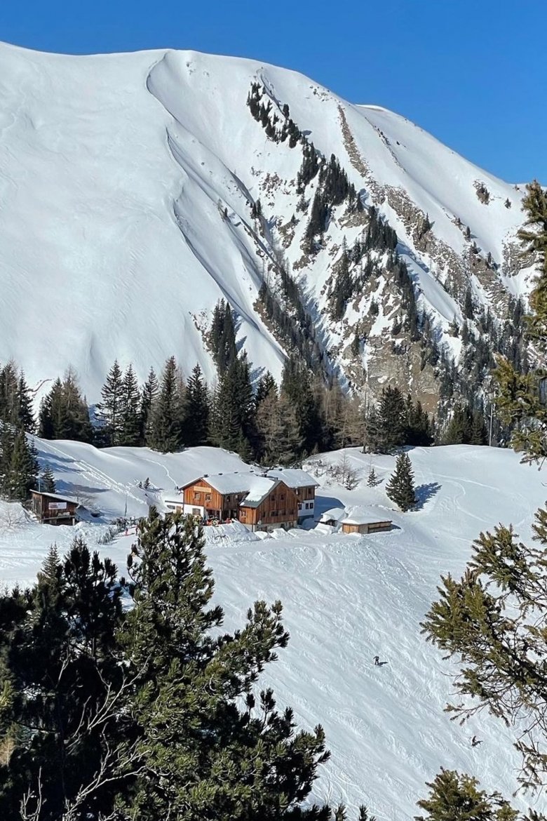 Alleen ervaren ski&euml;rs kunnen rechtstreeks naar de afgelegen berghut ski&euml;n, aangezien de route naar Kaiserschmarrn over een 1,7 kilometer lange skiroute (12) loopt. Om bij de afdaling te komen, neem je&nbsp; de stoeltjeslift L6 en volg je de Grubigstein piste 5 tot de smalle, goed gemarkeerde skiroute naar links afslaat., © Tirol Advertising - Holger Gassler
