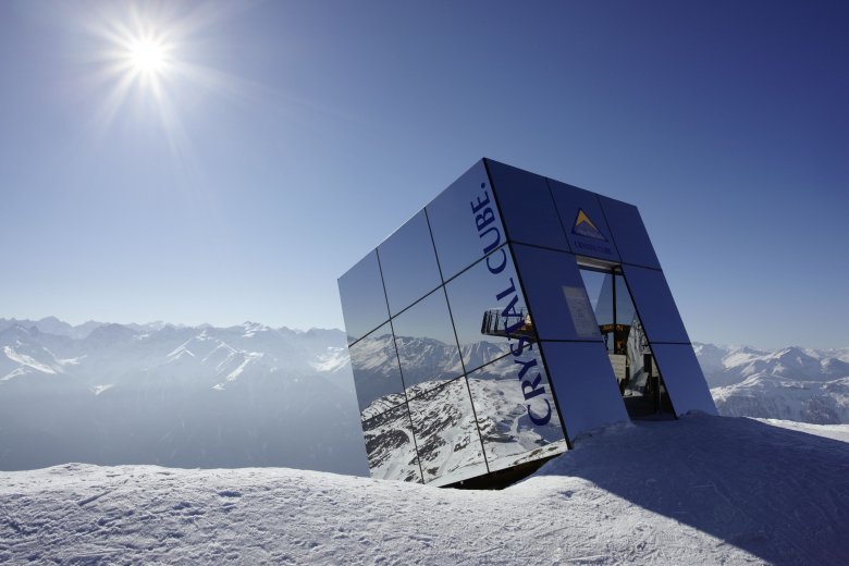 In de Crystal Cube kunt u niet alleen genieten van het eten, maar ook van een 360 graden panoramisch uitzicht op het bergpanorama van de Tiroler Alpen., © Serfaus-Fiss-Ladis Marketing GmbH / Foto Müller