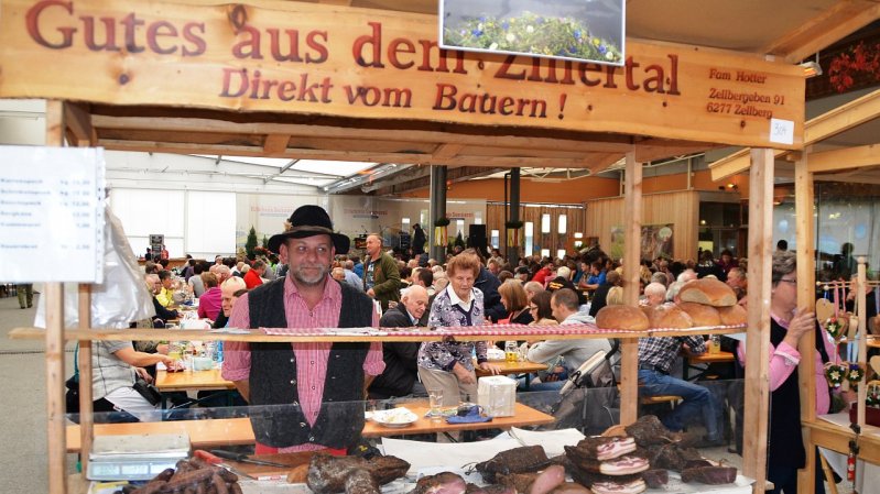 Naast zuivelproducten koop je ook andere regionale specialiteiten zoals gerookte bacon, © ErlebnisSennerei Zillertal