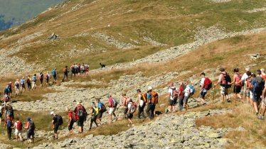 Deelnemers van de 12 uur durende wandeling KitzAlpHike, © TVB Kitzbüheler Alpen - Brixental
