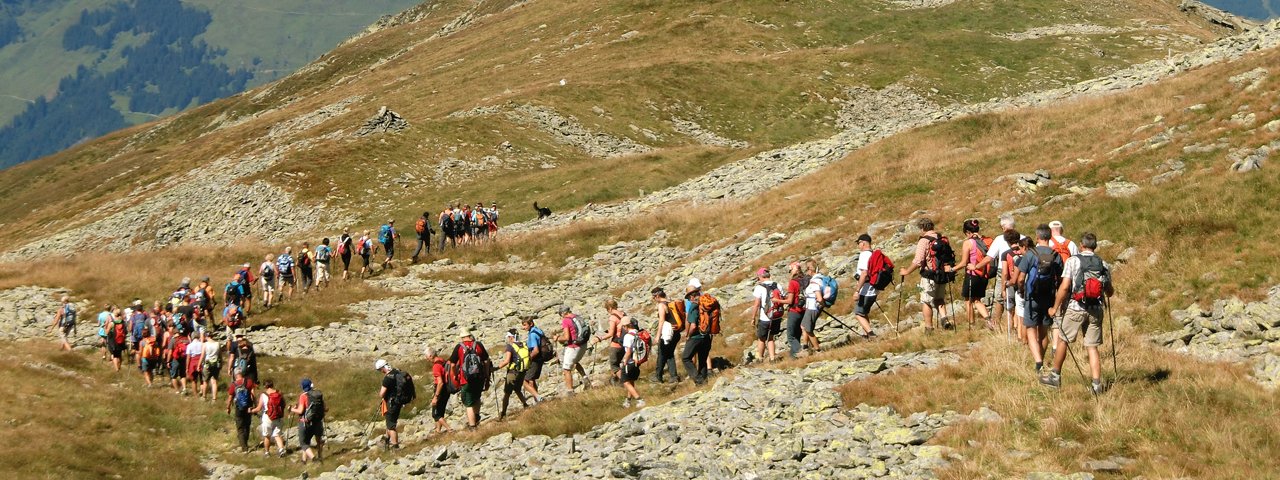 Deelnemers van de 12 uur durende wandeling KitzAlpHike, © TVB Kitzbüheler Alpen - Brixental