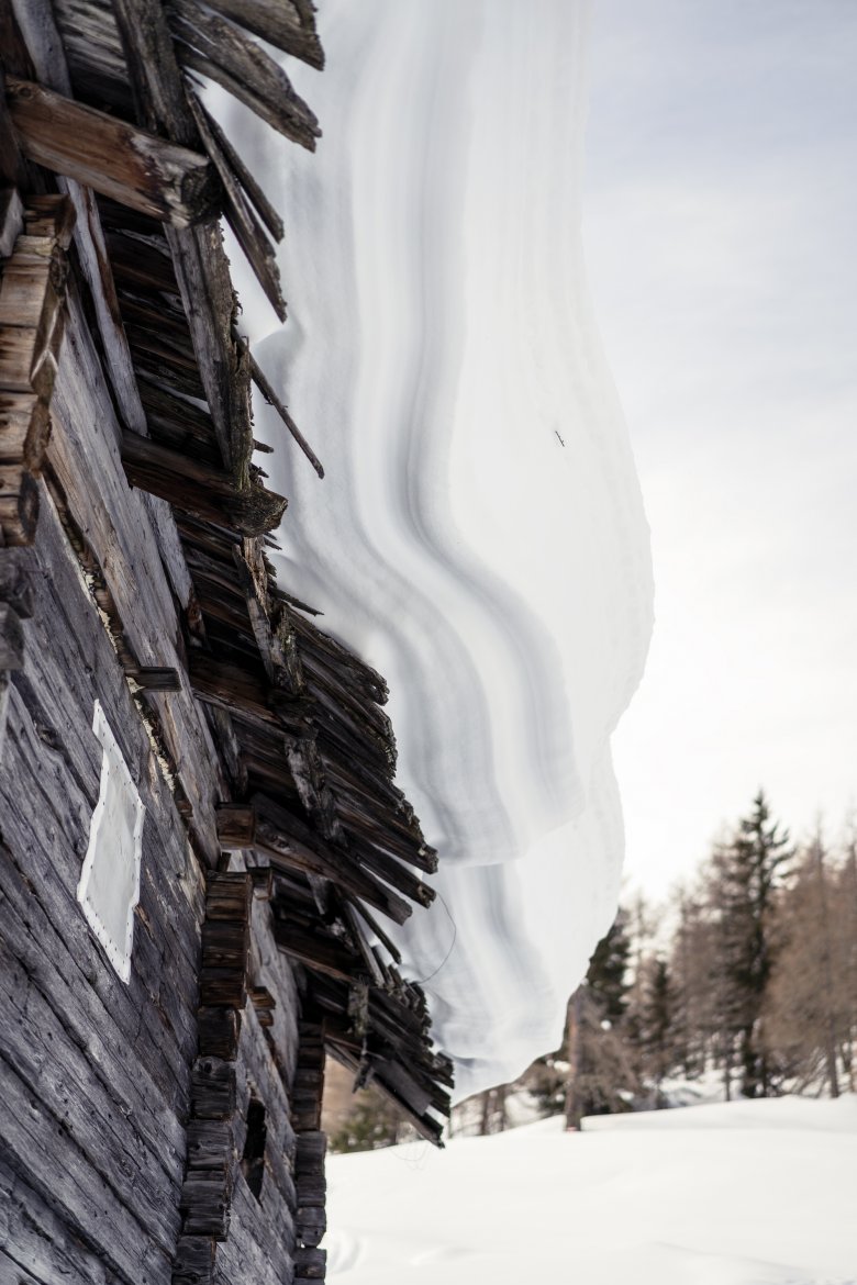 Frosting: De sneeuw ligt als een laagje suikerglazuur op het dak van een hut.
