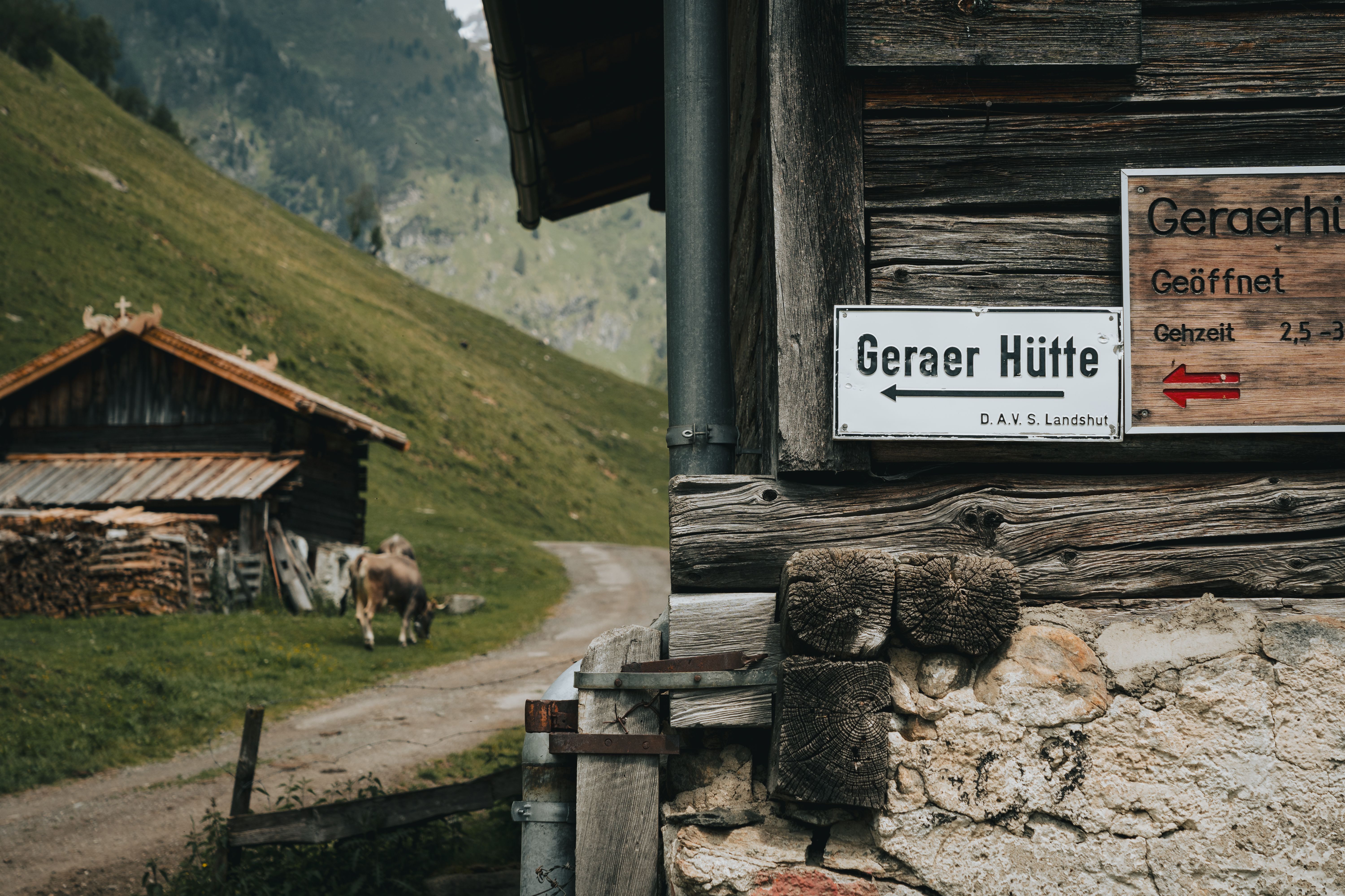 Wegweiser zur Geraer Hütte an einer Hauswand