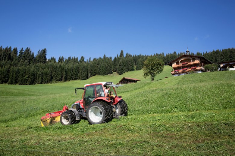 Rijden met de tractor op een boerderij in Tirol.