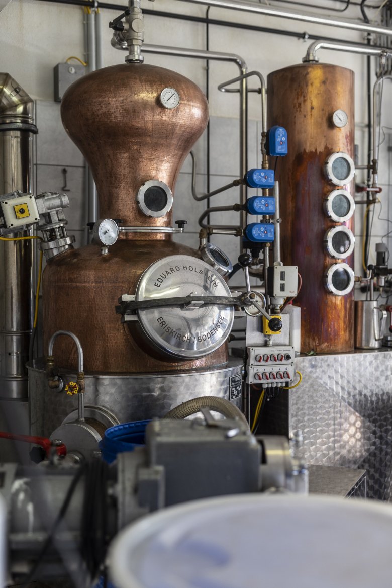 In de voormalige Steinerhof-garage bevindt zich de meest moderne Krautinger-distilleerderij ter wereld. Jaarlijks wordt er ongeveer 2.000 liter geproduceerd.