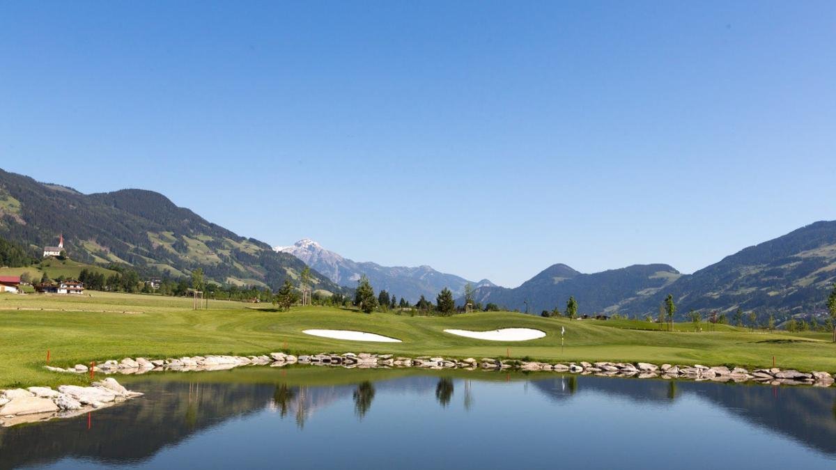 Omgeven door prachtig berglandschap is een balletje slaan dubbel zo leuk. Bij de golfclub Zillertal-Uderns kunnen beginners en gevorderden hun vaardigheden oefenen op de 18-holes baan tussen boomgaarden en mooie vijvers., © Golf Alpin