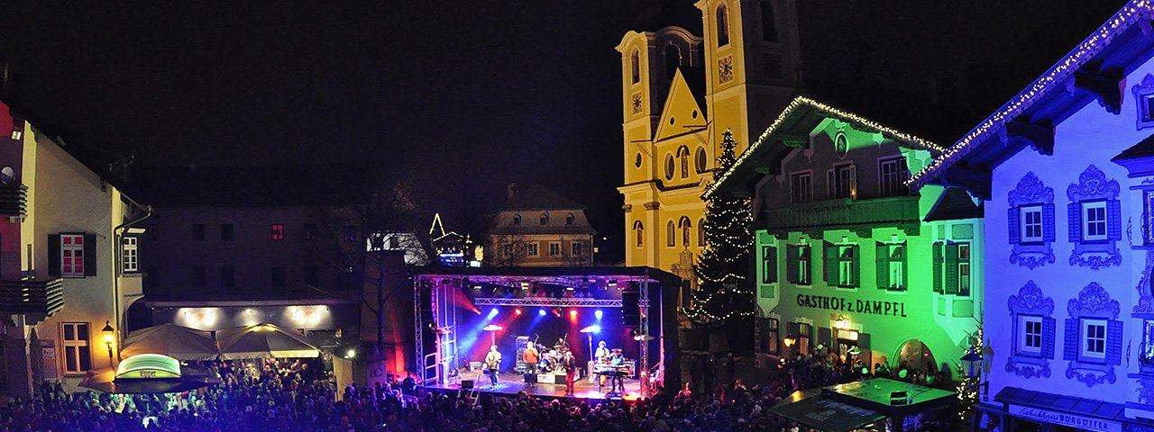Het plein van St. Johann in Tirol is kleurrijk verlicht en middelpunt tijdens het warming-up feest van de jaarwisseling, © Werner Krepper