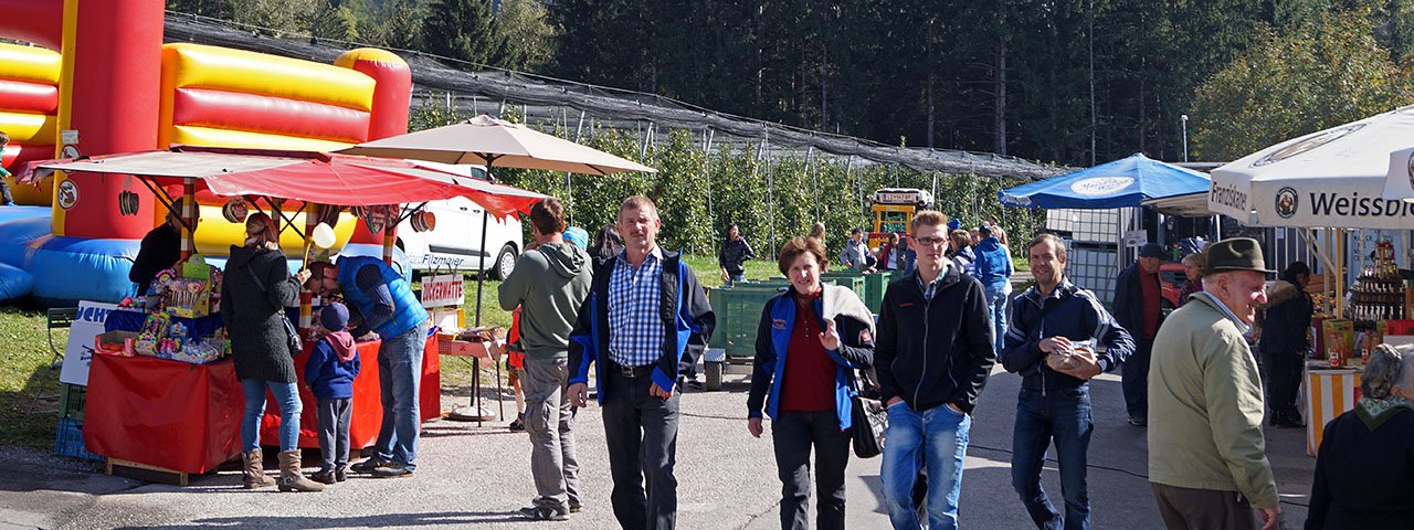 Luchtkussen voor de kinderen, Schnaps voor de ouders: het Oost-Tiroler Appelfeest vindt plaats op de boerderij van de Kuenz-familie.