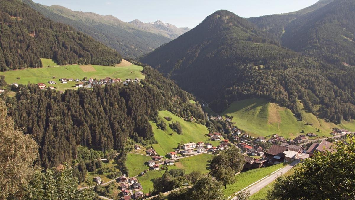 Ten westen van Innsbruck lonkt rustige Sellraintal met vele mooie bergdorpen. Wandelen over de paden van de Sellraintaler Höhenweg is een must! Het dal eindigt bij Kütai, het hoogstgelegen wintersportdorp van Oostenrijk., © Innsbruck Tourismus/Roland Schwarz